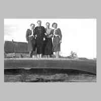076-0008 1939 in Plibischken. Auf dem Boot von links Hanna Hapke, Christel und Ruth Gottschall und Gretel Hapke.jpg
